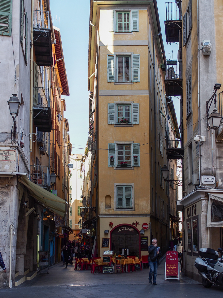 empilement de fenêtres, volets et balconnières