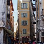 empilement de fenêtres, volets et balconnières