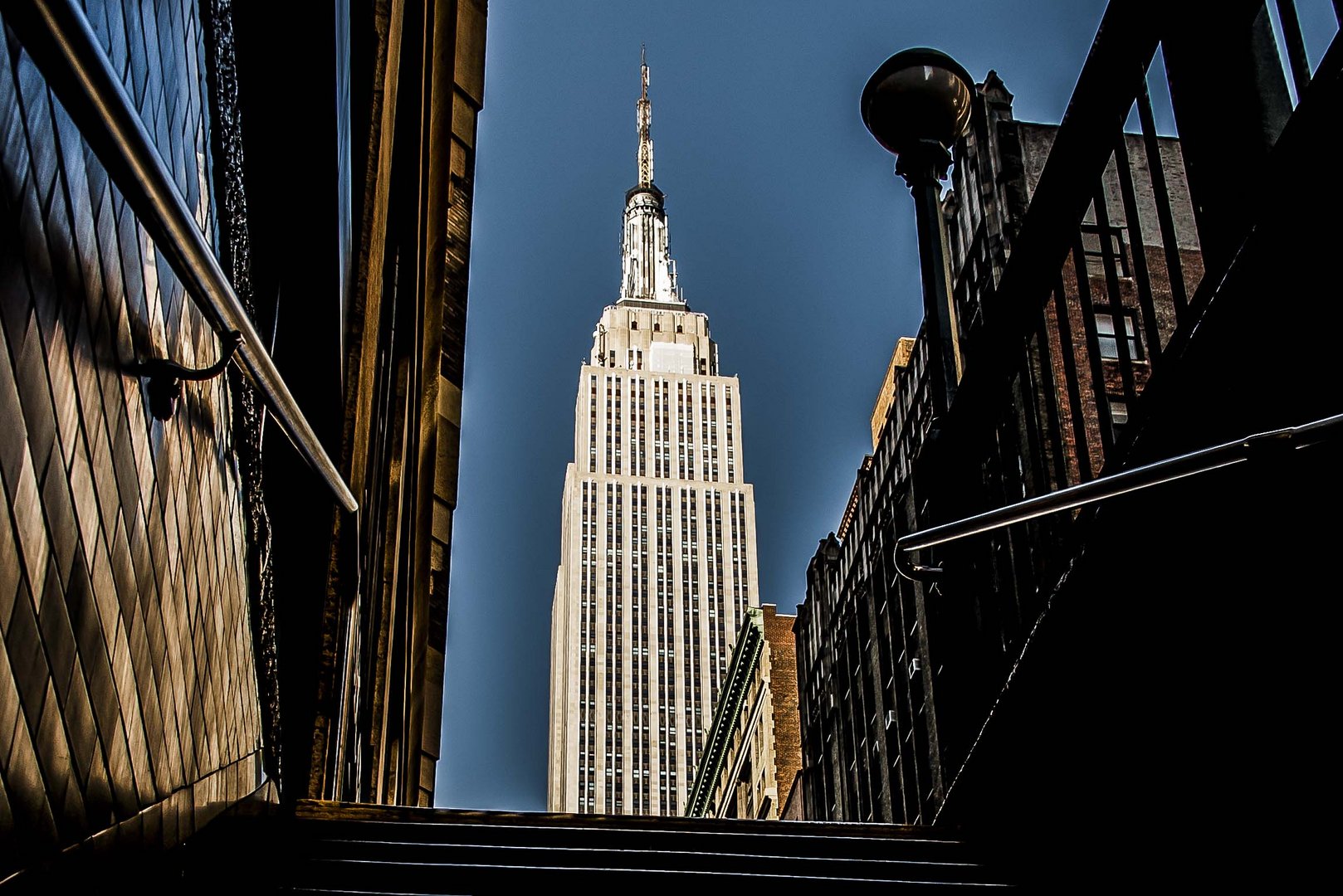 Empire State Building aus dem U-Bahn Schacht kommend