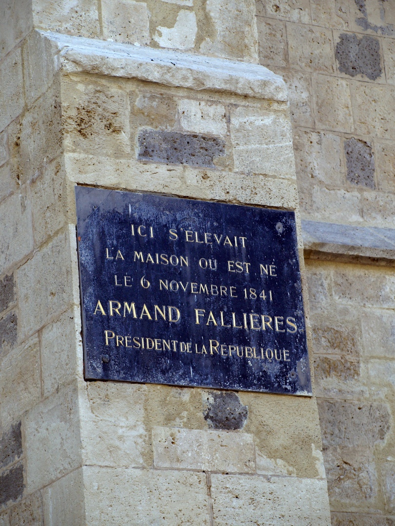 Emplacement de la maison Fallières à Mézin, accolée à l’église comme souvent à l’époque