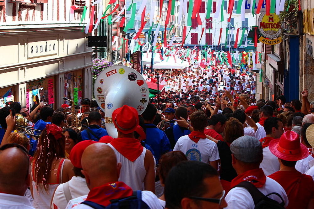 Emport e par la Foule   photo et image 