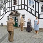 Ems 2 - "Alltagsmenschen" als Skulpturen vor dem Fachwerk-Rathaus in Rietberg