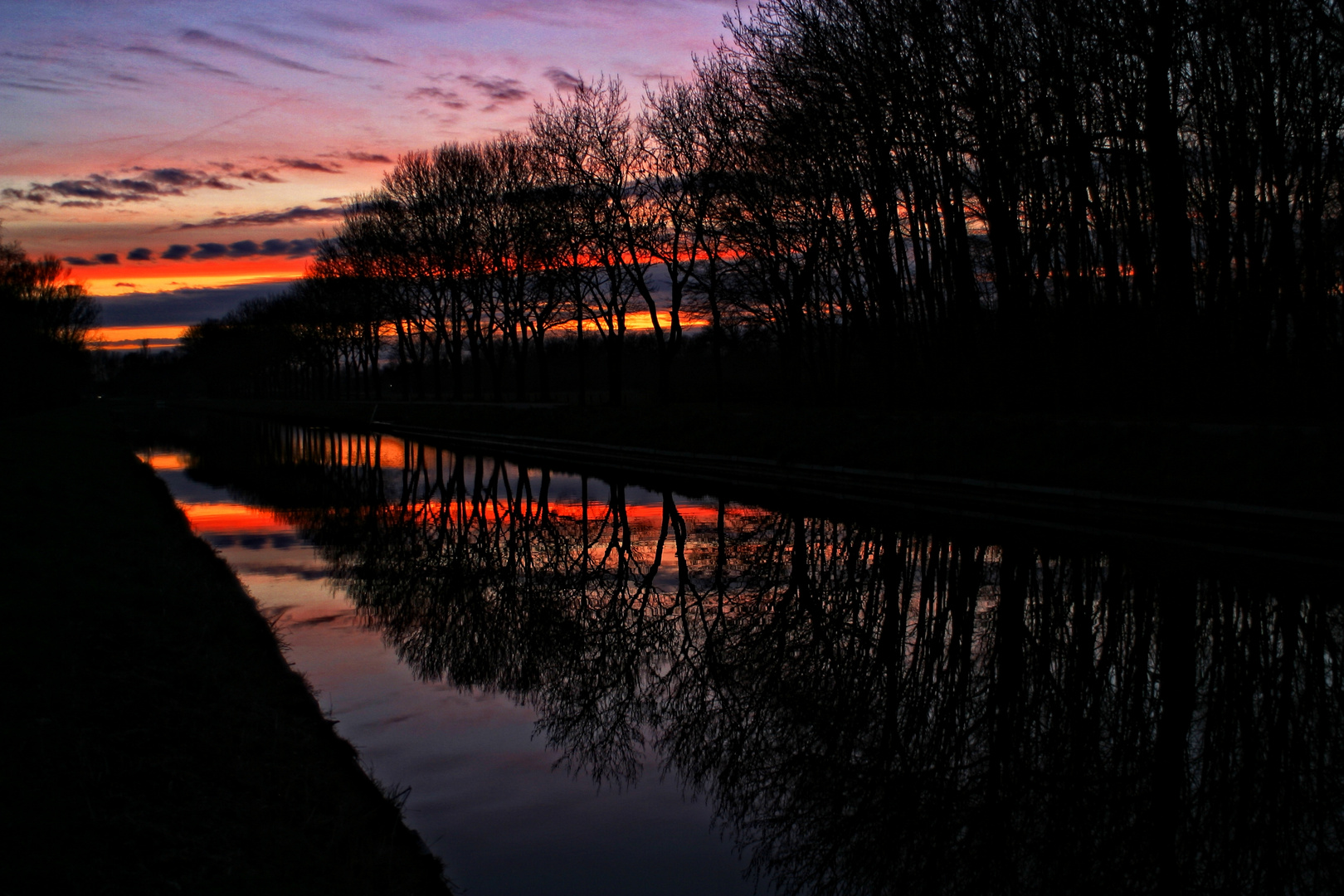 Ems Jade Kanal im Frühlings Sonnenuntergang