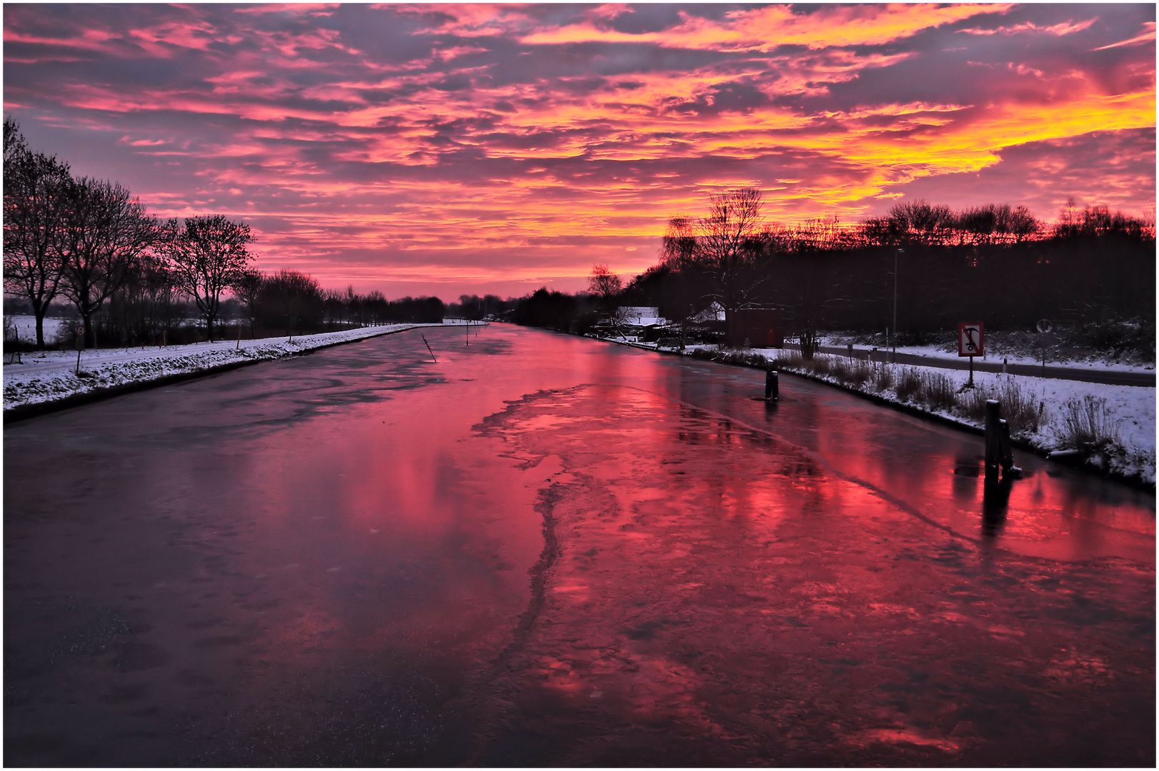 Ems Jade Kanal zum Sunrise mit Eis