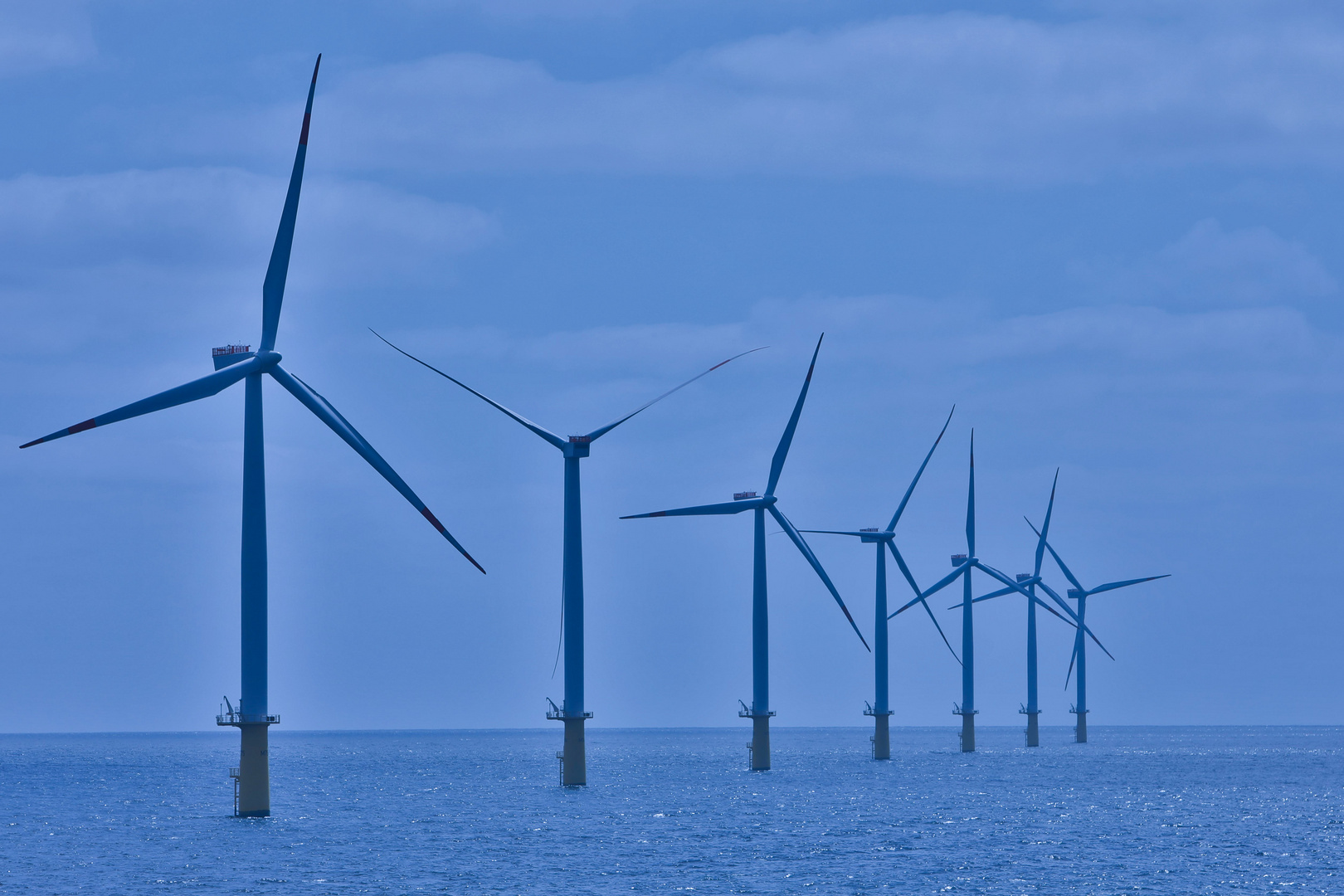 emsige Windwühlen im Meer