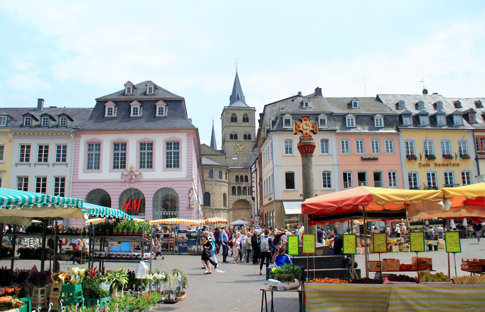 Emsiges Treiben Marktplatz Trier