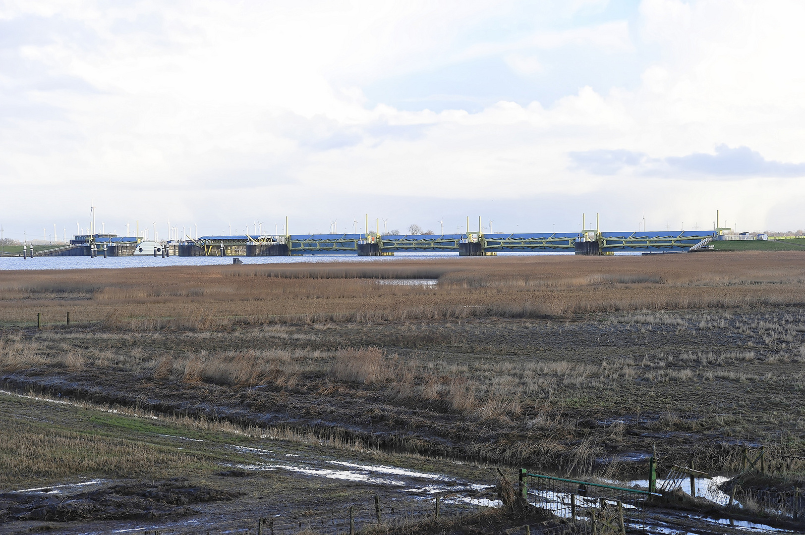 Emssperrwerk bei Gandersum von der Seeseite aus gesehen.