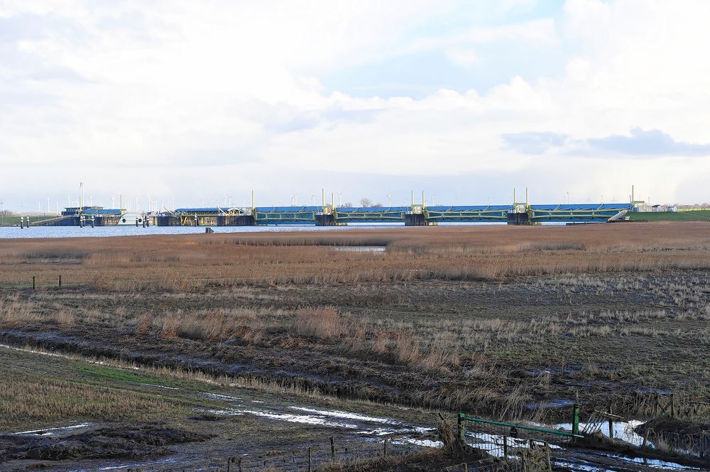 Emssperrwerk bei Gandersum von der Seeseite aus gesehen.