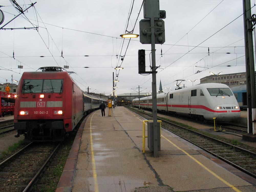 EN 490 und ICE in Wien West Bahnof