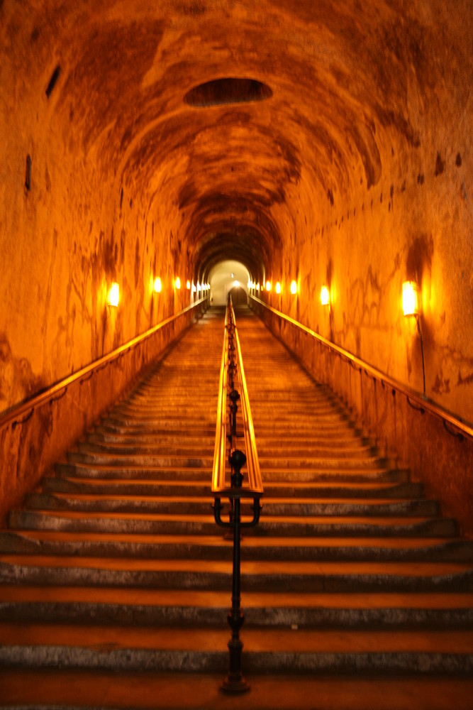 en bas de l'escalier