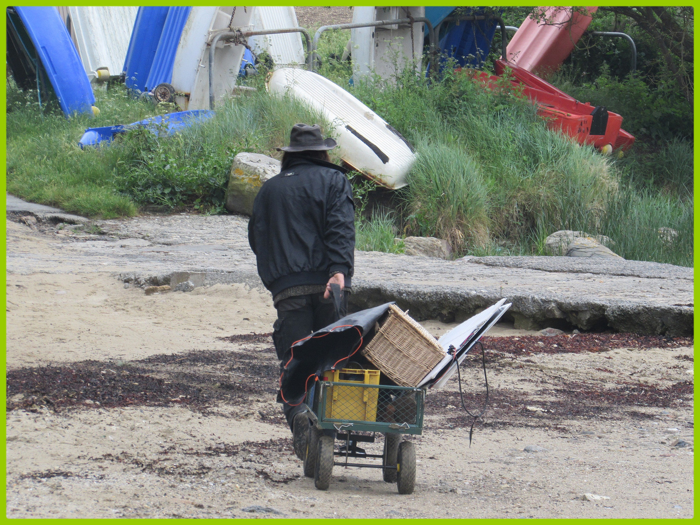 ..En Bretagne, vieil homme remontant de la plage..un pêcheur ?