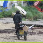 ..En Bretagne, vieil homme remontant de la plage..un pêcheur ?