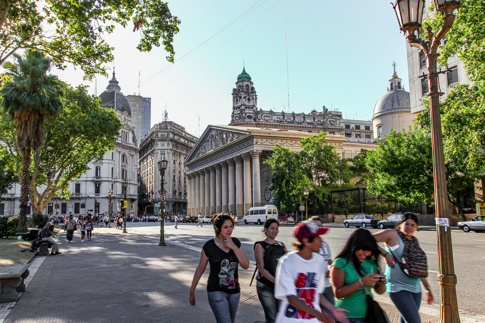 en el camino en la gran ciudad