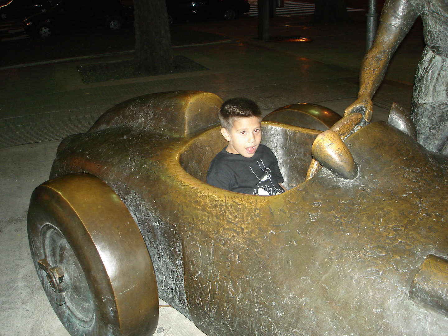 en el monumento a Fangio ARGENTINA