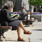 En el otoño de la vida se disfruta la primavera en una plaza