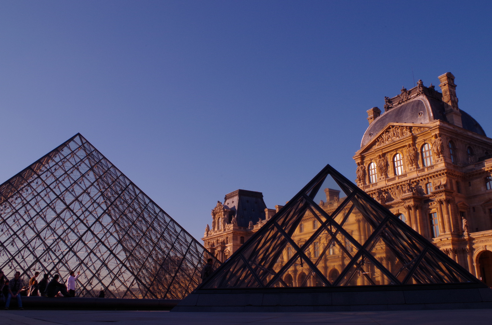 En extase devant le Louvre et ses pyramides