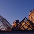 En extase devant le Louvre et ses pyramides