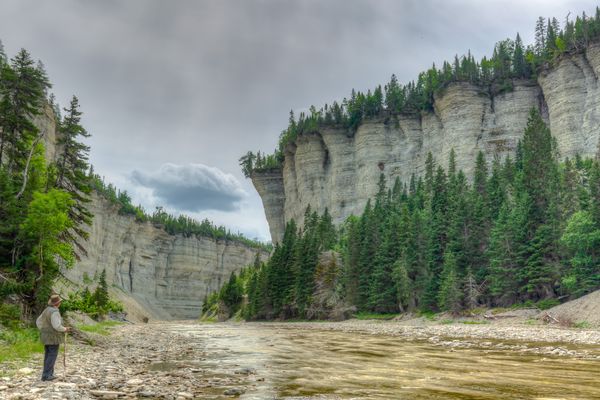 En extase et tout petit dans le canyon Vauréal