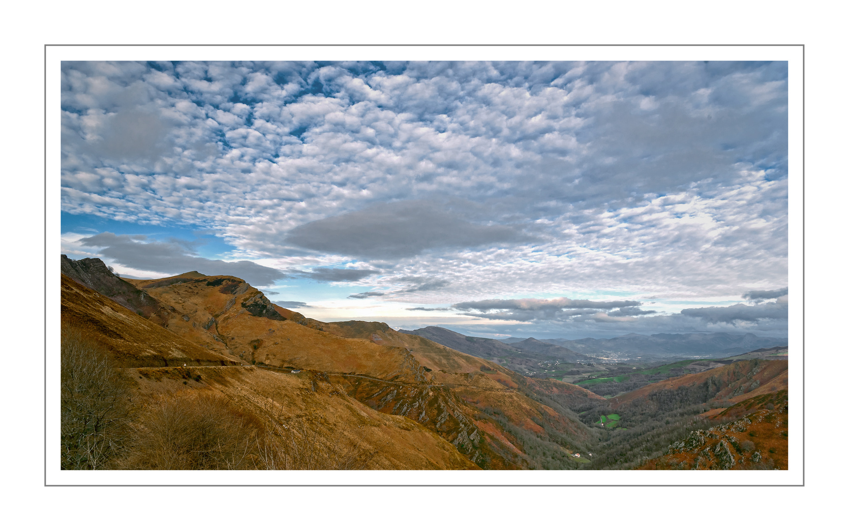 En haut d'Ispéguy photo et image | paysages, paysages de montagne ...