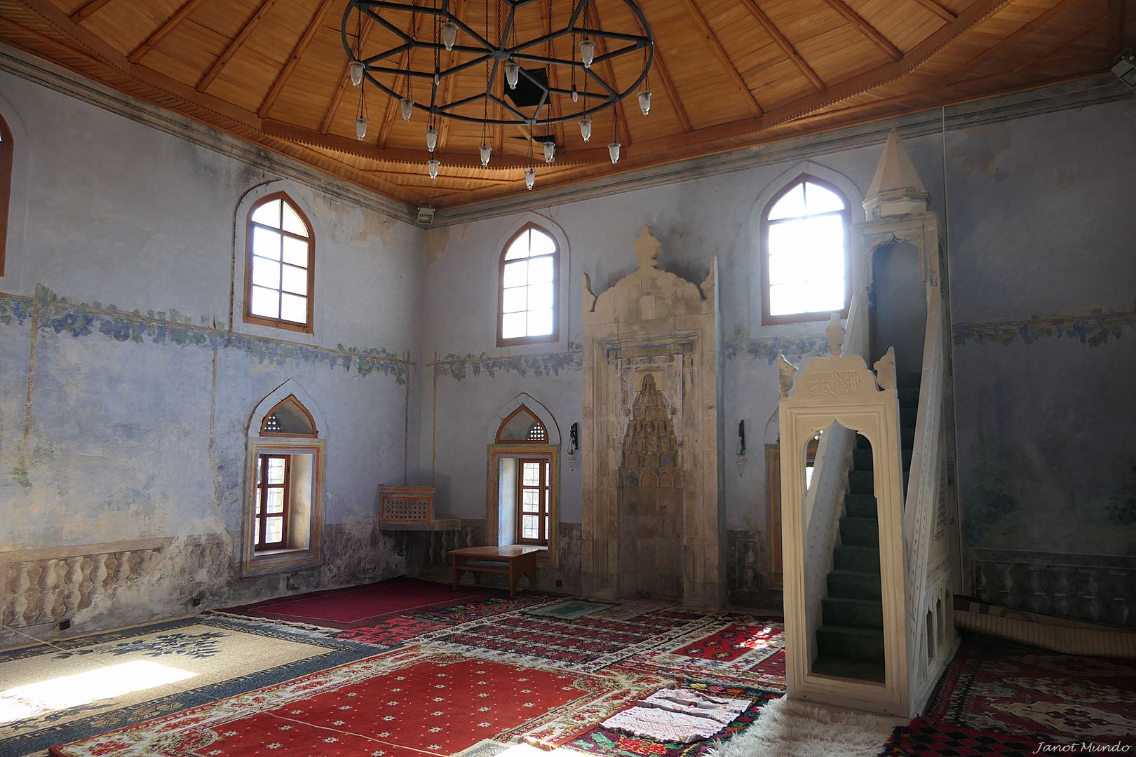 en hauteur le minbar lieu de prèche........