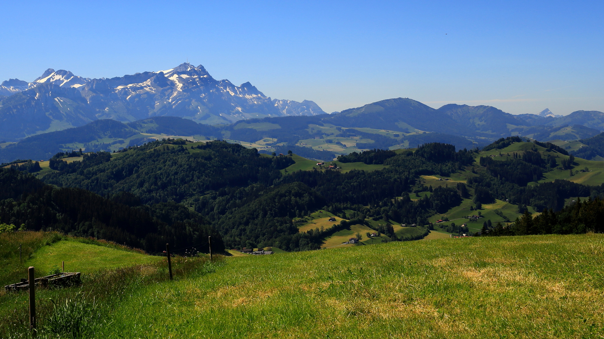 En Hügel am andere