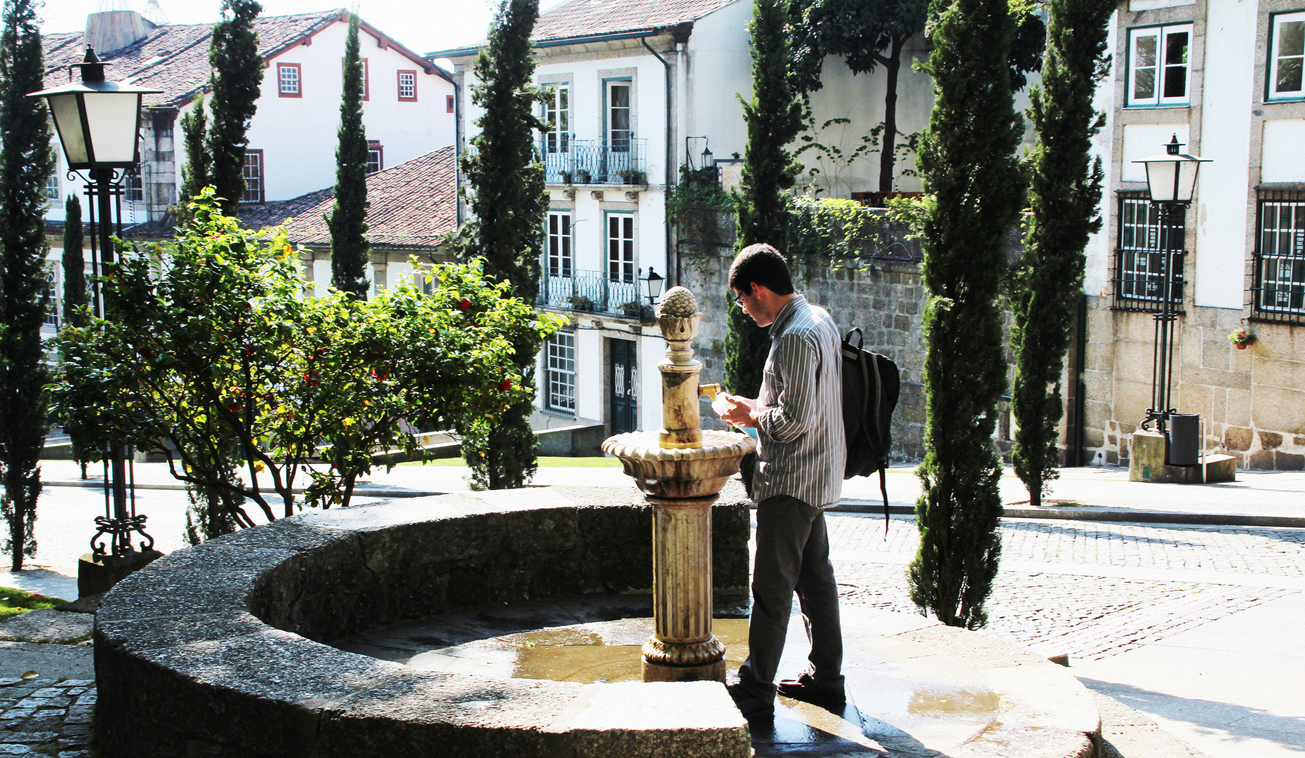 En la fuente.