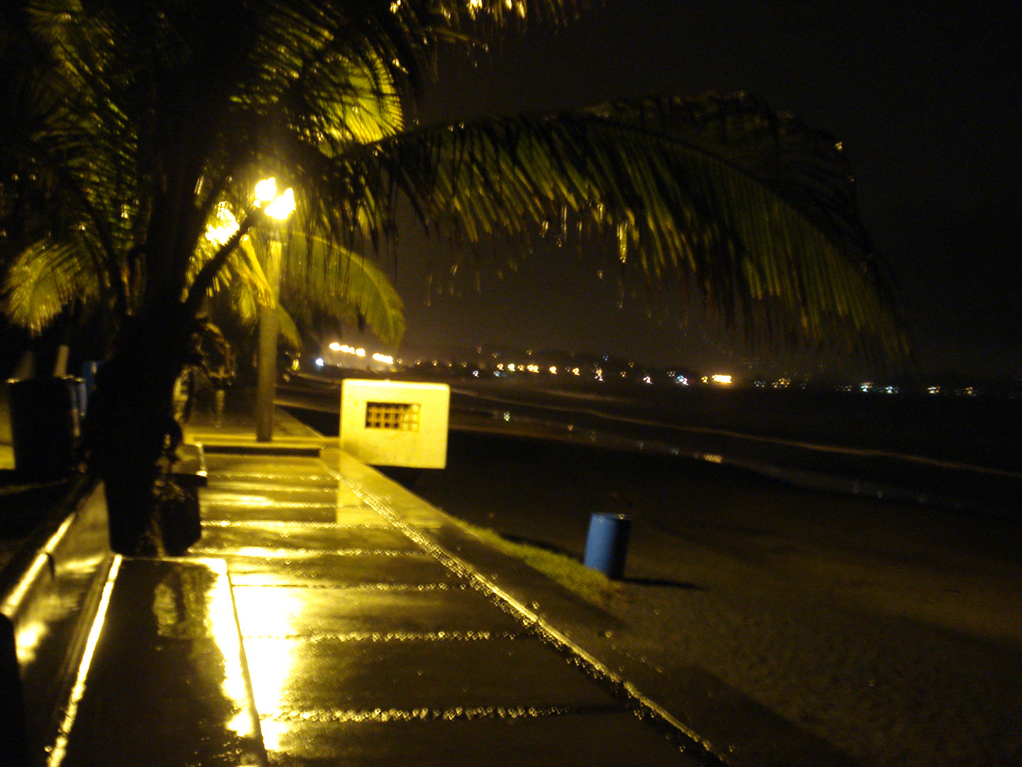 en la lluvia en el mar en la arena