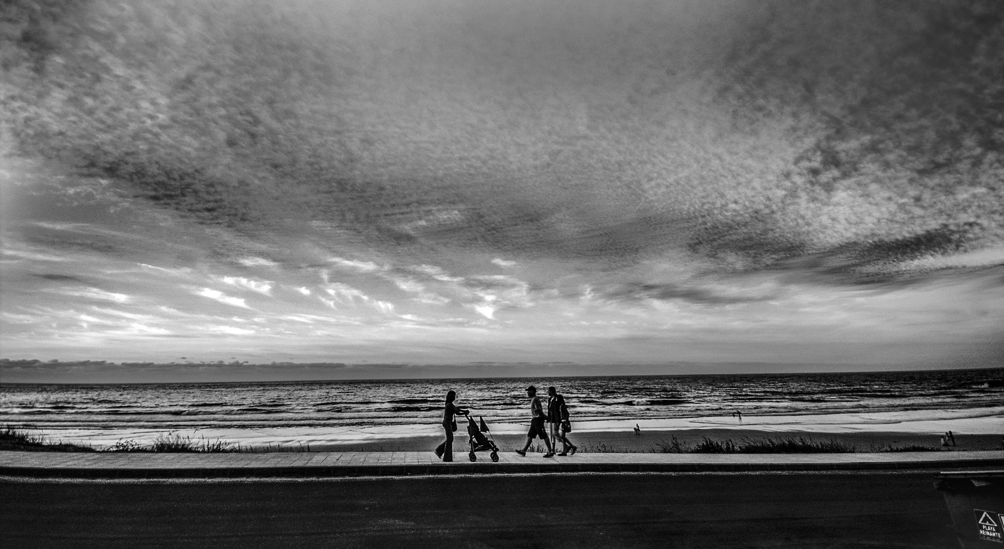   EN LA PLAYA DE AREALONGA