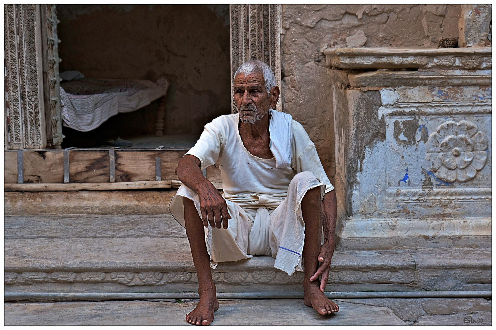 En la puerta de casa-Udaipur_India