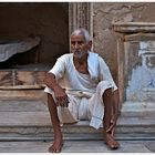 En la puerta de casa-Udaipur_India