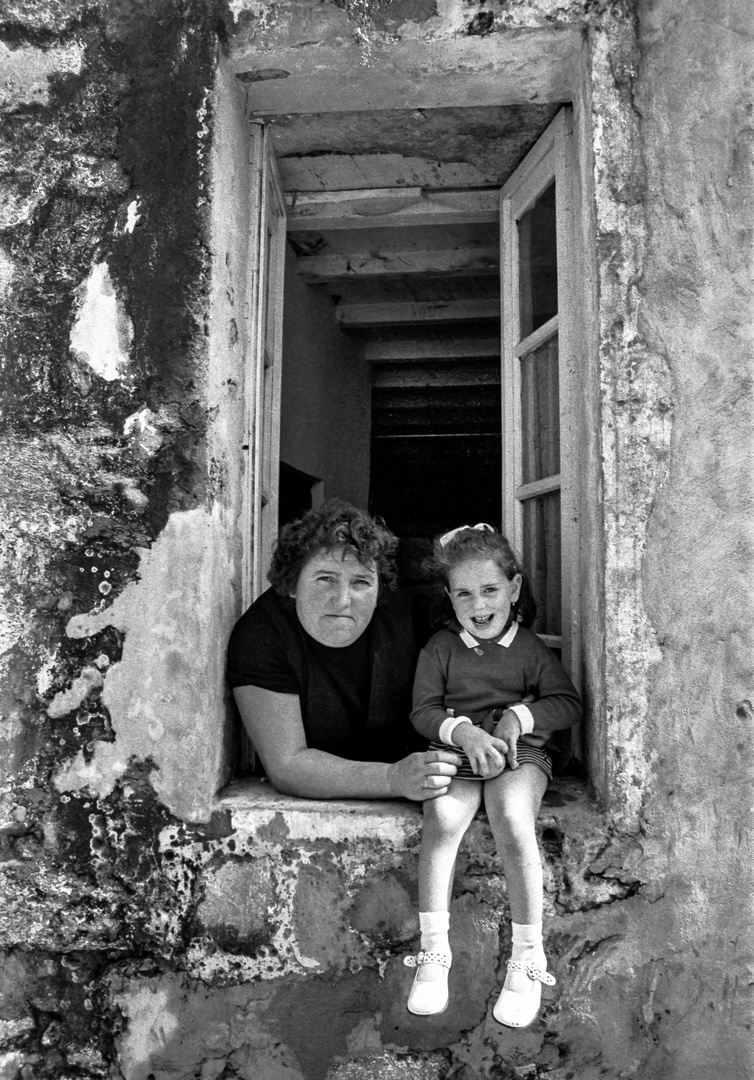 EN LA VENTANA  . Muros.La Coruña