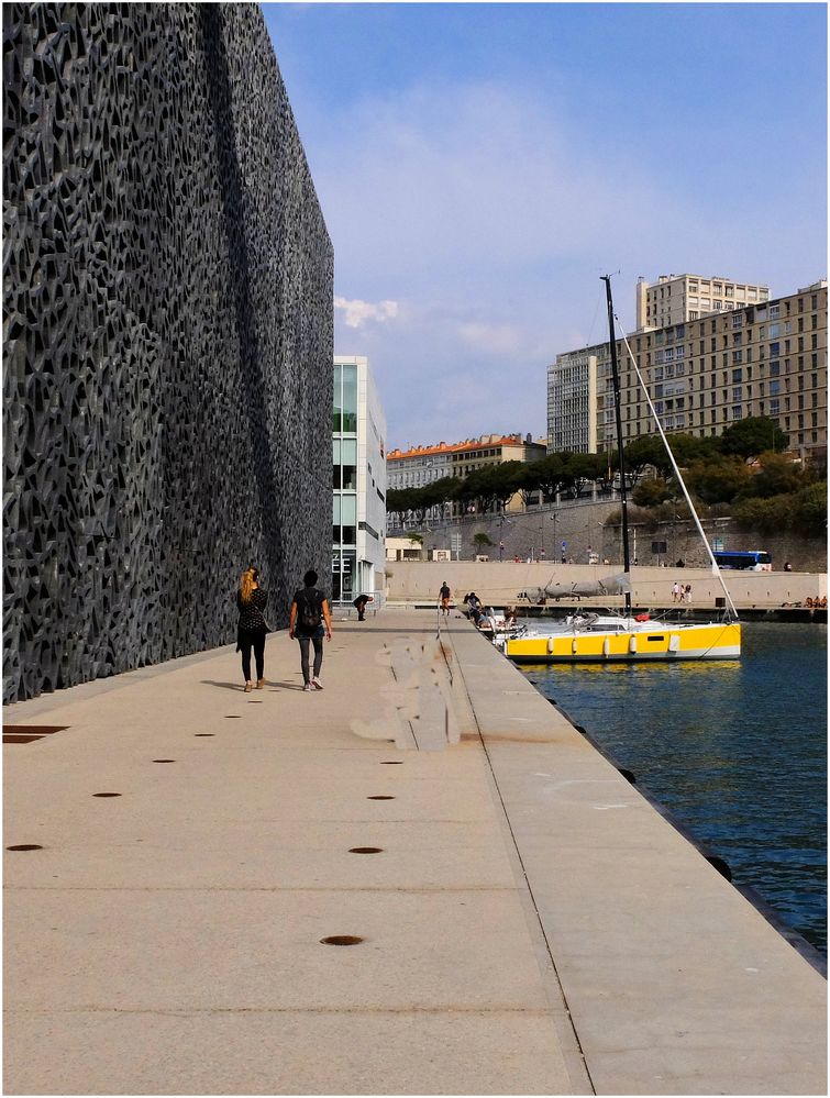 En longeant le Mucem