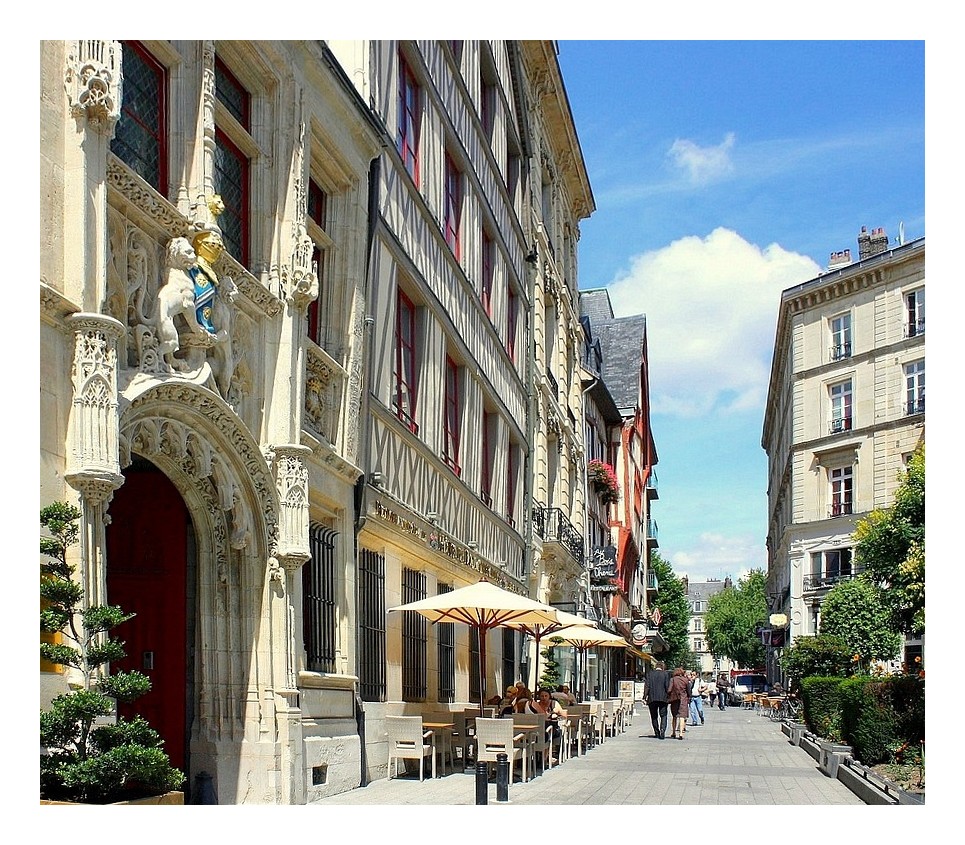 En longeant l'Hôtel de Bourgtheroulde Rouen