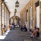 En los soportales de La Plaza de Cervantes.