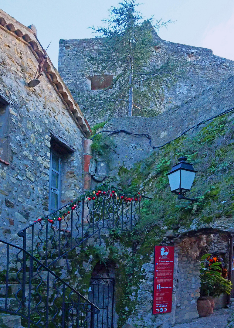 En montant au Château médiéval de Roquebrune
