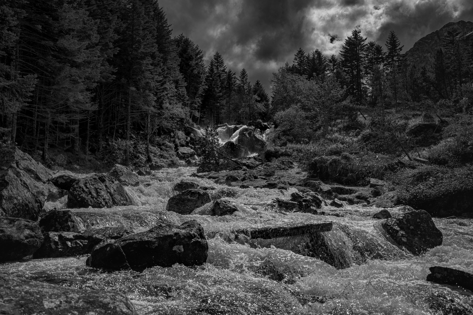 En montant au lac d'Estom, vallée du Lutour