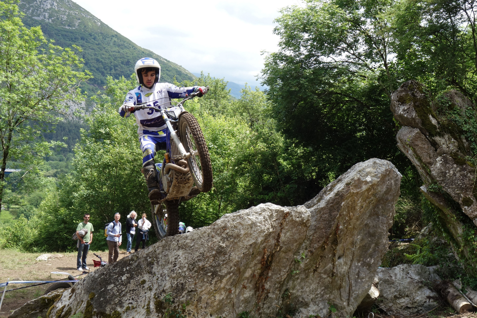 En moto trial, on défie la gravité