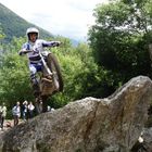 En moto trial, on défie la gravité