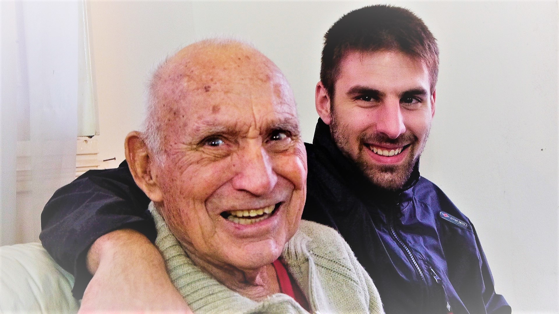 en nieto con su abuelo,felices