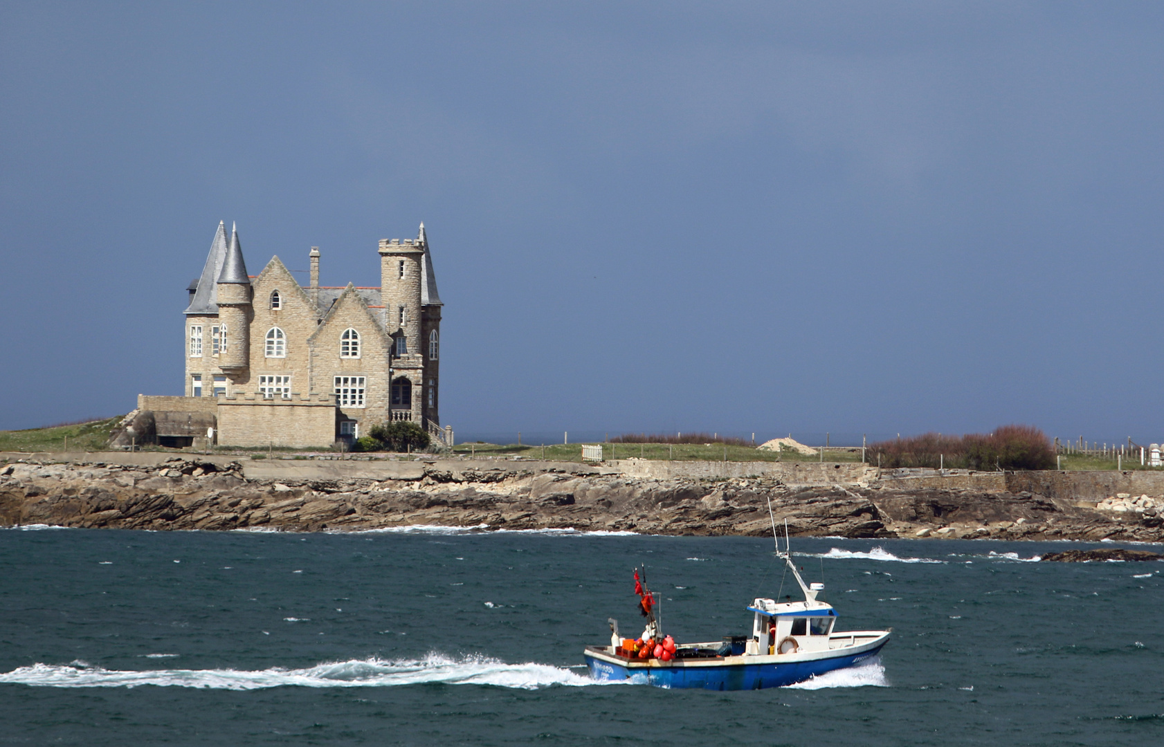 en passant devant le château