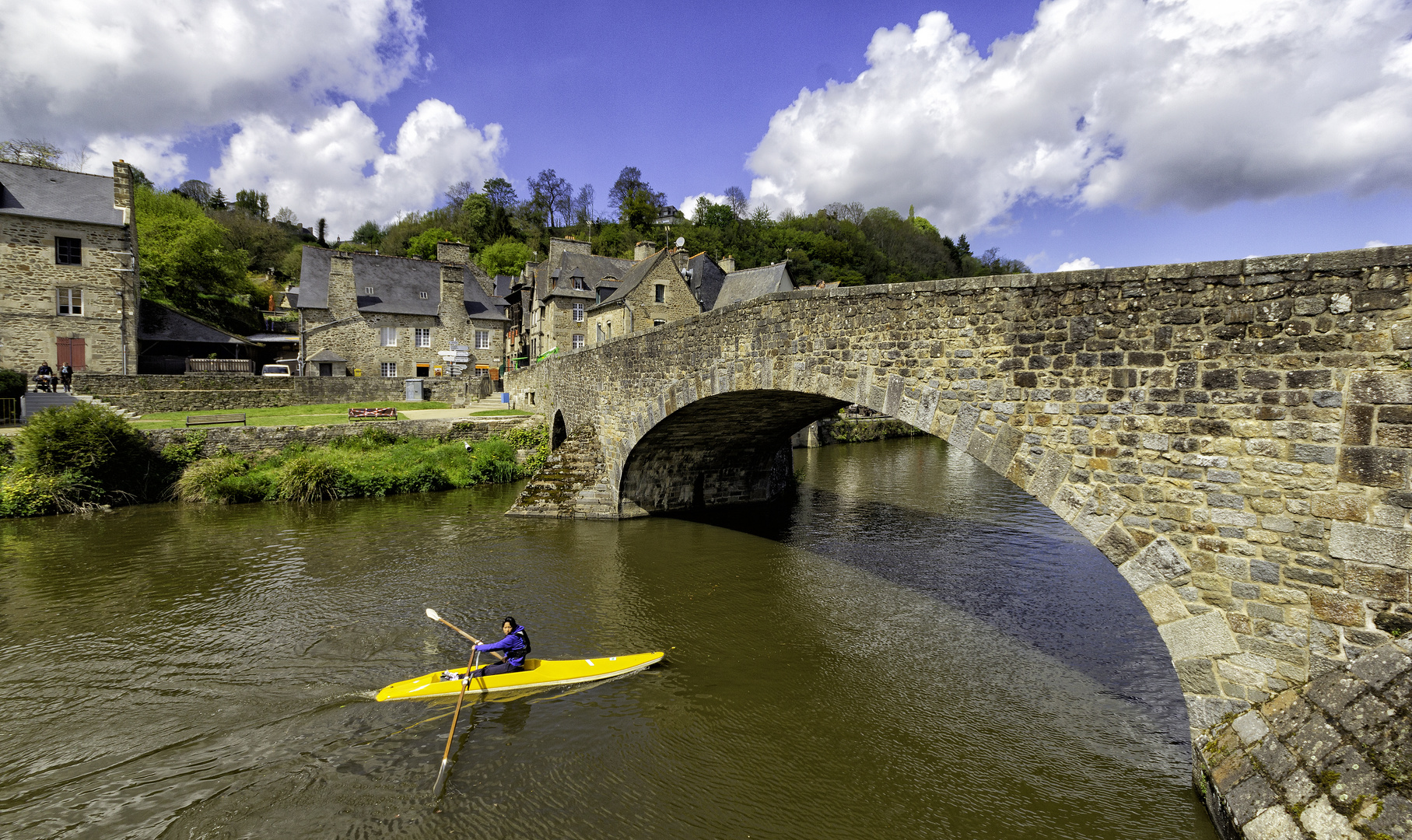 En passant sous le pont de Dinan 