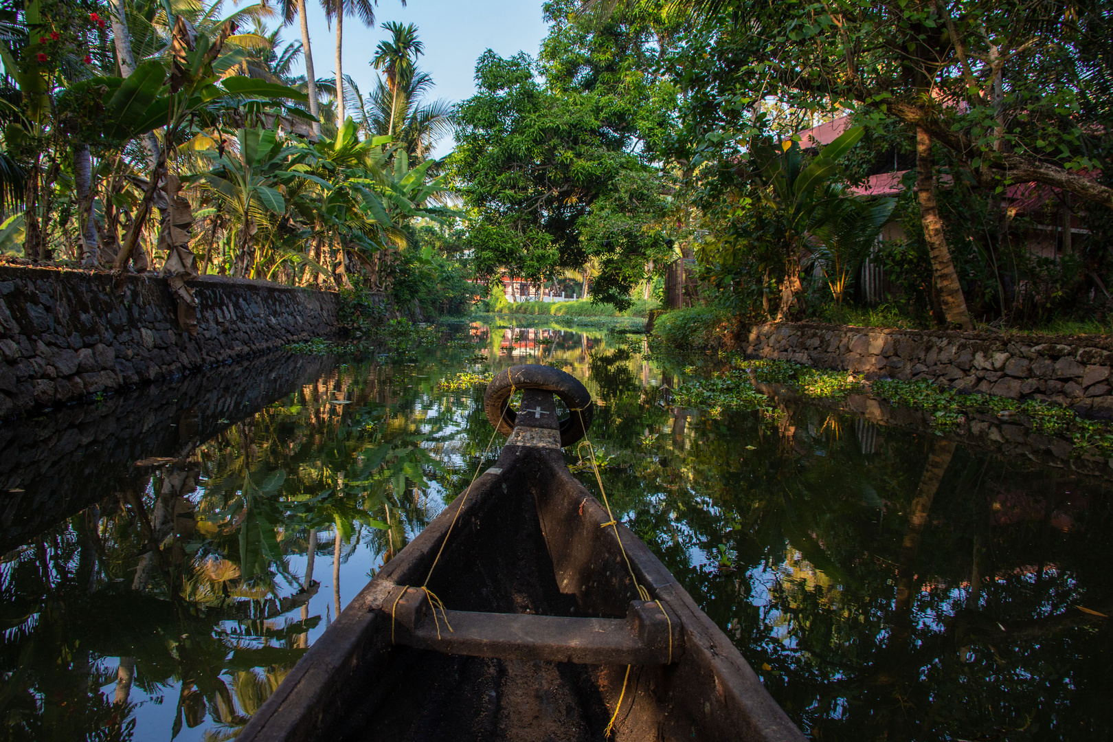 En pirogue sur les "Back Waters"