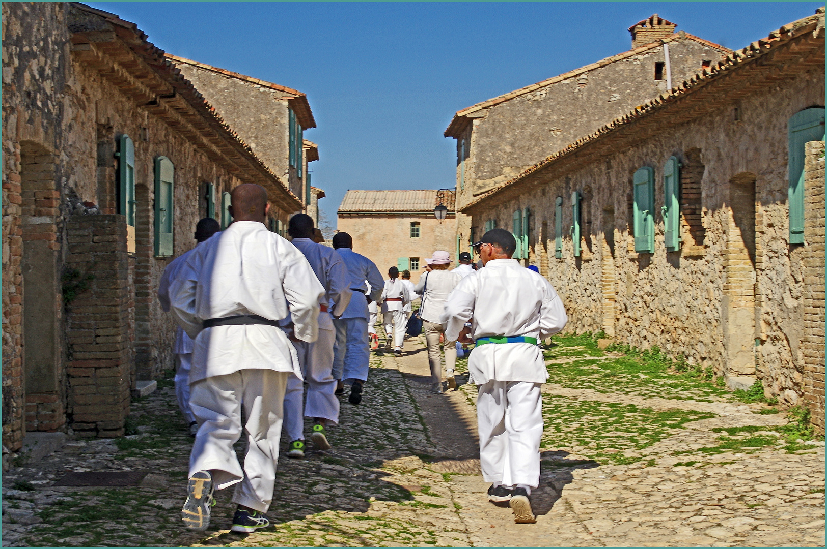 en tenue de JUDOKA,