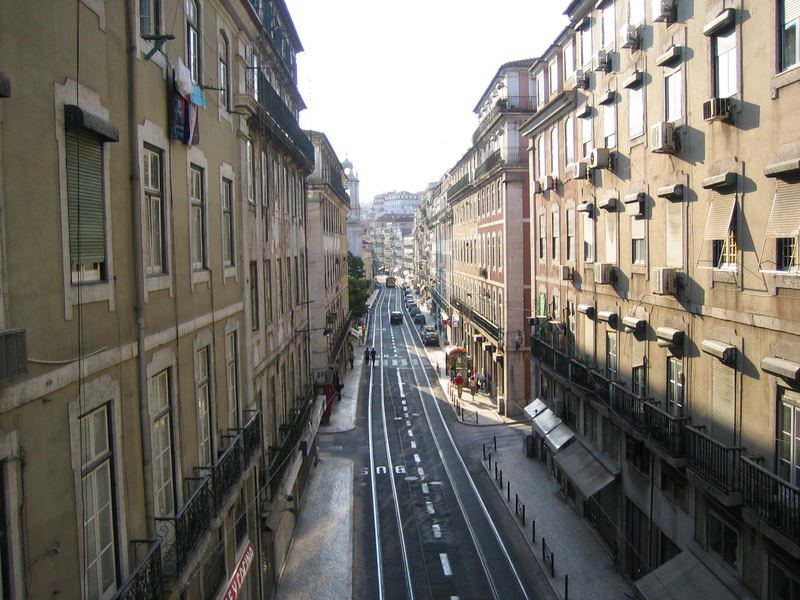 Encantado por las calles desiertas de Lisboa