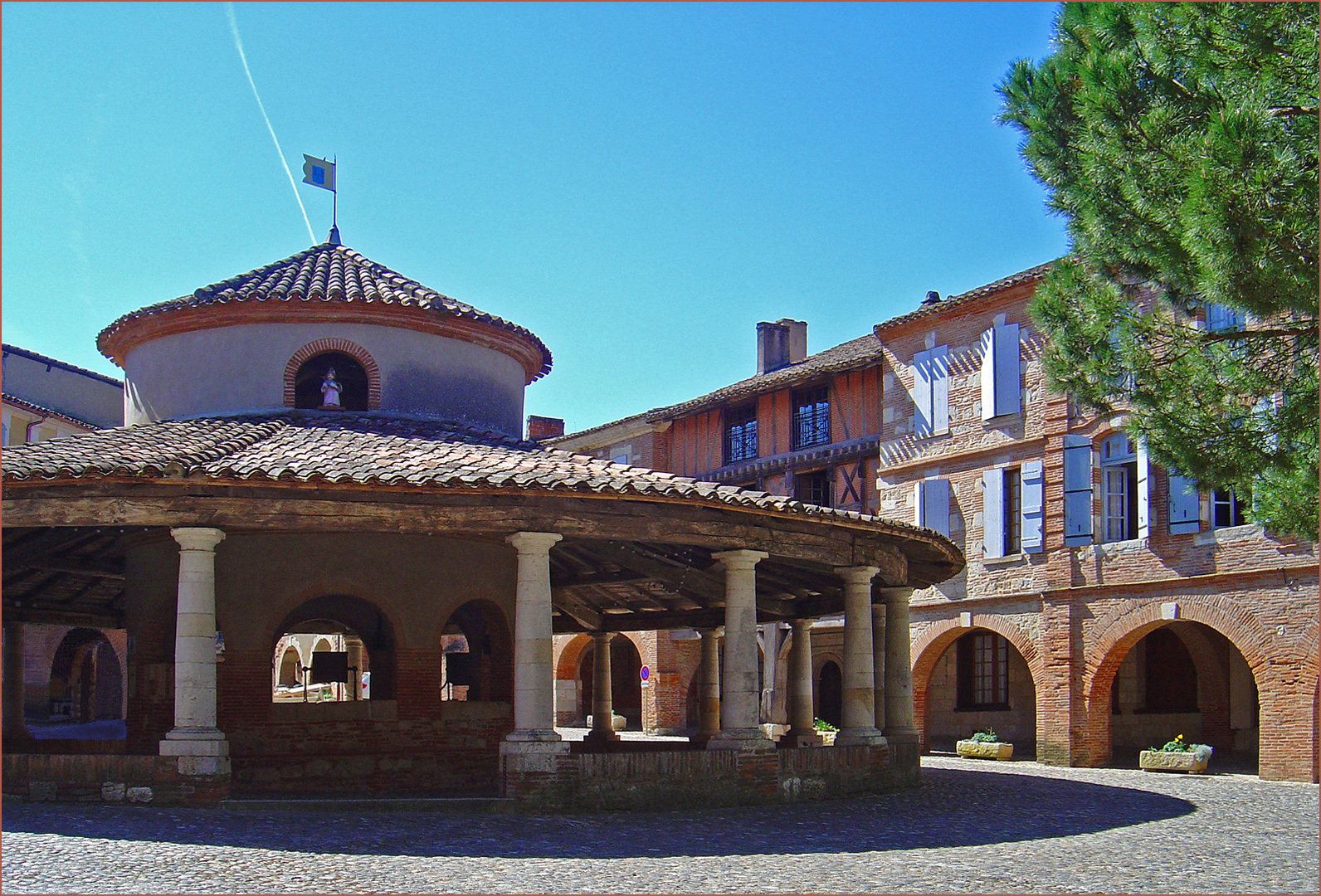 Encore une vue de la halle aux grains de Auvillar…