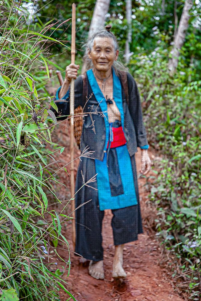 Encounting an Hmong hiker woman