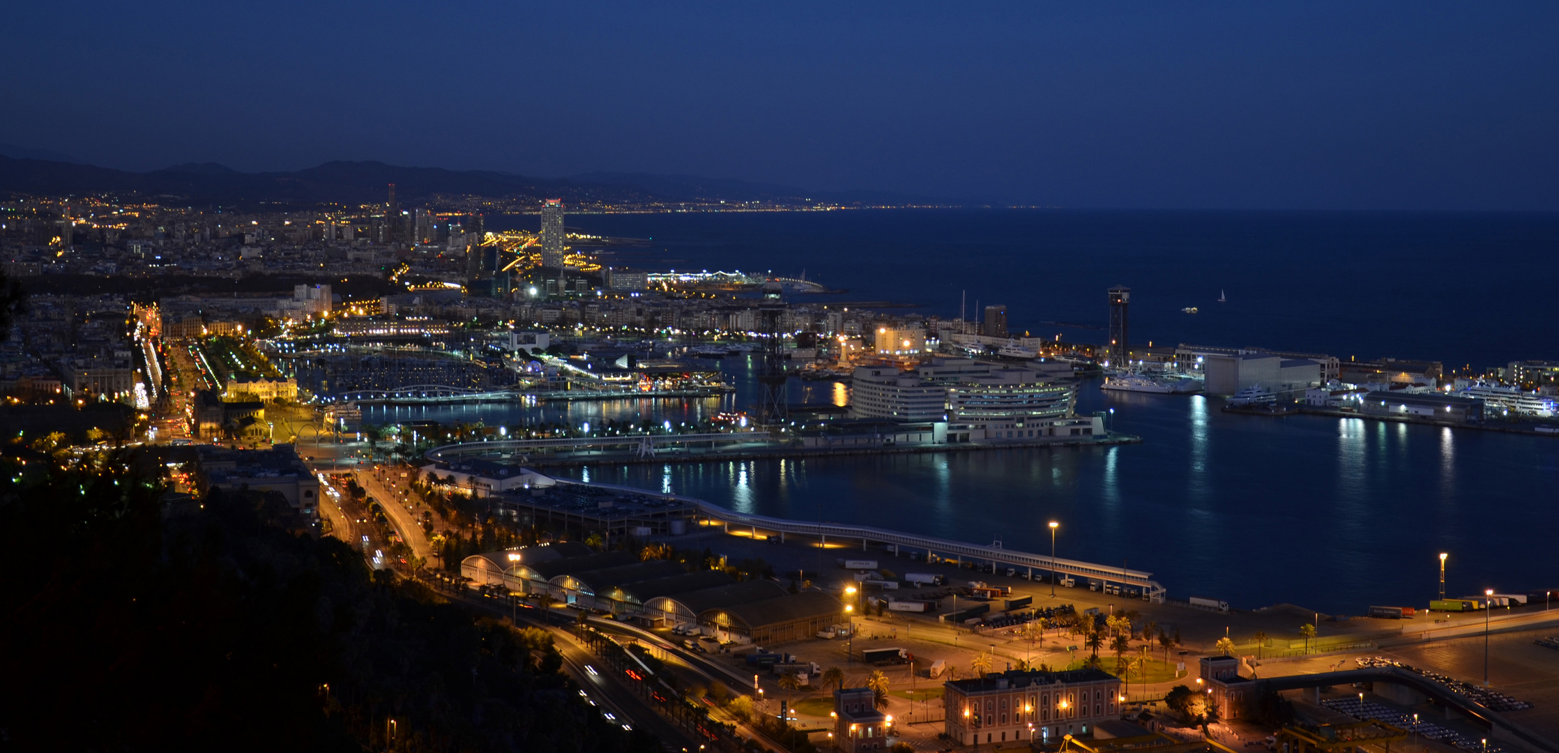 Ende der Blauen Stunde - Barcelona Hafen