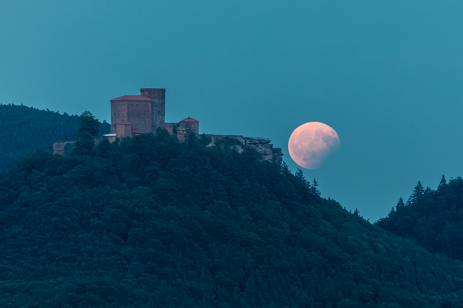 Ende der Mondfinsternis neben Burg Trifels