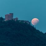 Ende der Mondfinsternis neben Burg Trifels