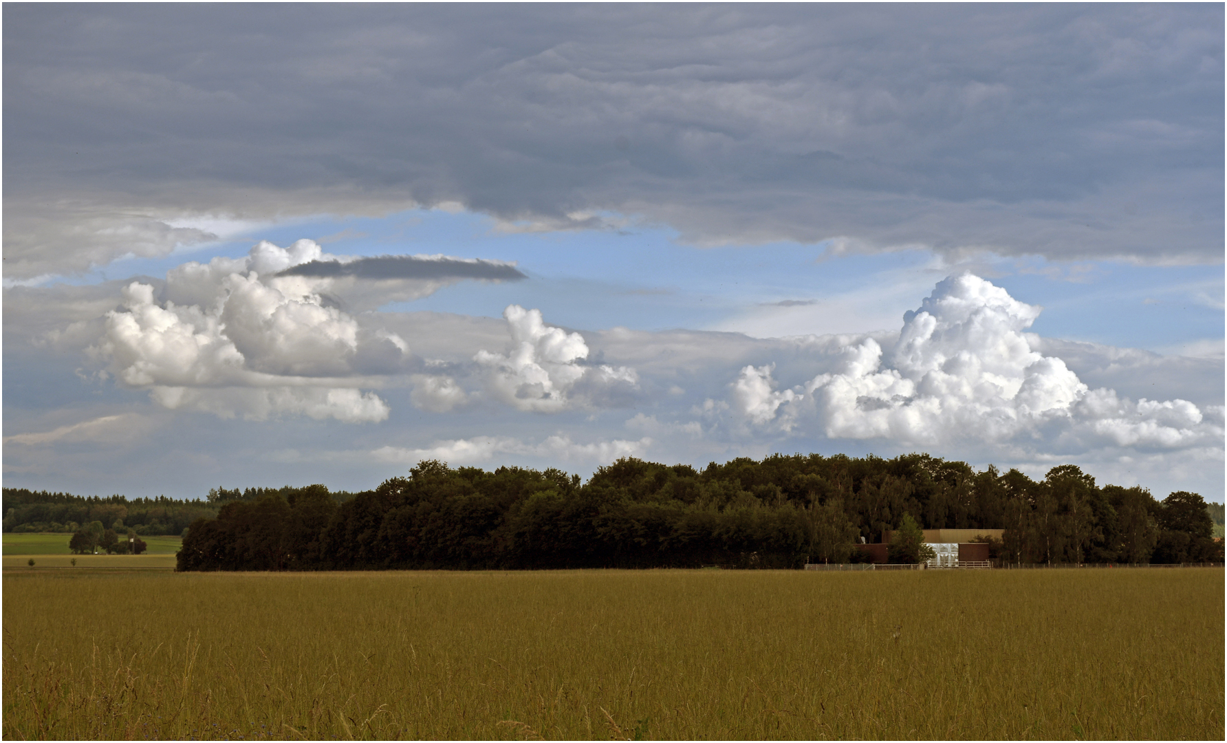 Ende der Wolkentage ? Spätnachmittag im Nordwesten Münchens.